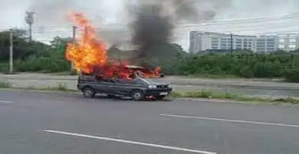 Alwar कोटकासिम में कार बनी आग का गोला, बड़ा हदसा टला