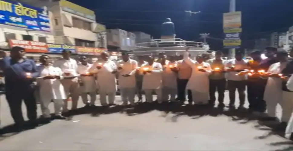 Sriganganagar सूरतगढ़ में दलित समाज ने शहीदों को मोमबत्ती जलाकर दी श्रद्धांजलि