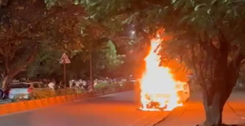 बीच सड़क पर कार में लगी अचानक आग, परिवार बाल-बाल बचा