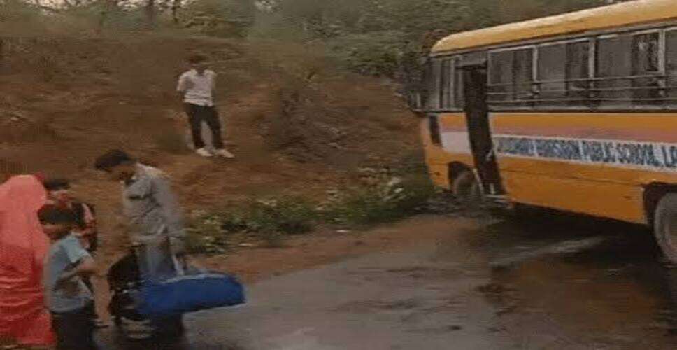 सीकर में स्कूल बस और स्लीपर बस की टक्कर, दो स्कूली बच्चे घायल; बड़ा हादसा टला
