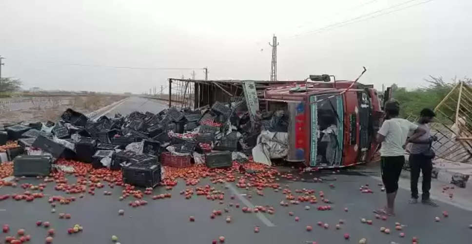 Sawaimadhopur में ओवर स्पीड केले से भरा ट्रक पलटा, ड्राइवर गंभीर घायल