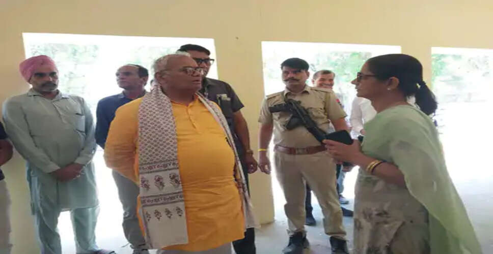 हनुमानगढ़ में शिक्षा मंत्री का स्कूलों का औचक निरीक्षण, ग्रामीणों और महिला सफाईकर्मियों से जानी समस्याएं