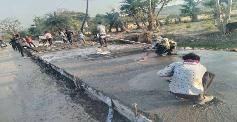 श्रीगंगानगर में नई सीसी सड़क बनी मुसीबत, ऊंचे लेवल से घरों में भर रहा पानी; ग्रामीणों में नाराजगी