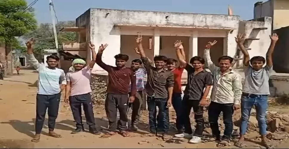 Karoli&nbsp;मासलपुर में अघोषित बिजली कटौती के विरोध में प्रदर्शन