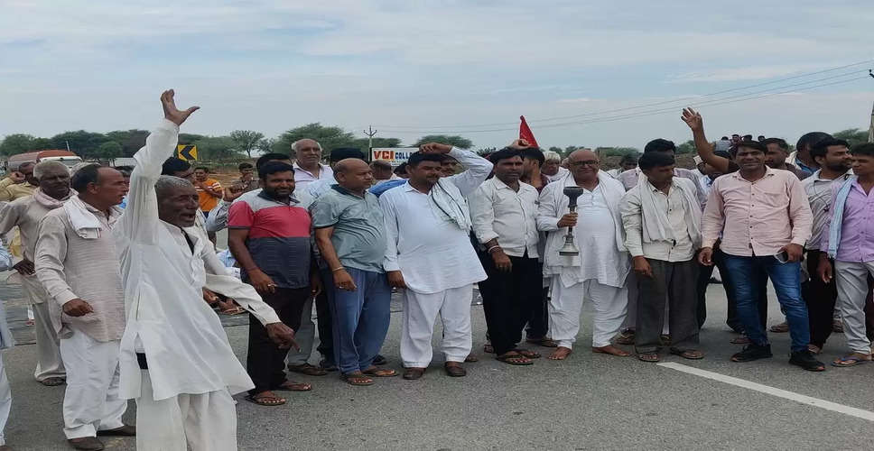 Rajasthan Farmers Protest: चुरु में किसानों नेजिला कलेक्ट्रेट के सामने किया चक्का जाम, मांगे नहीं मानने पर दी उग्र आंदोलन की चेतावनी