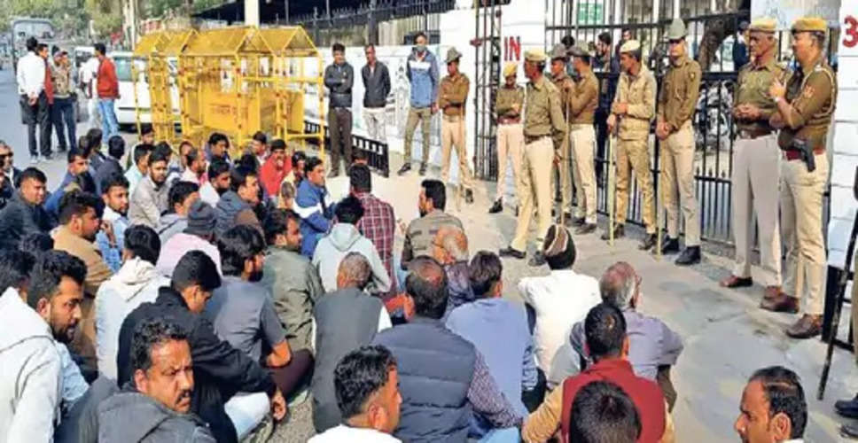 Udaipur महिला की मौत का मामला मुआवजे के लिए कलेक्ट्रेट पर धरना, कोर्ट के बाहर 40 मिनट जाम