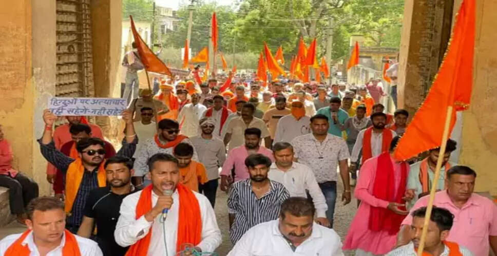 Rajasthan Breaking News: अलवर में मंदिर तोड़ने के मामले में गहलोत सरकार के खिलाफ सड़क पर उतर कर लोगों ने विरोेध प्रदर्शन