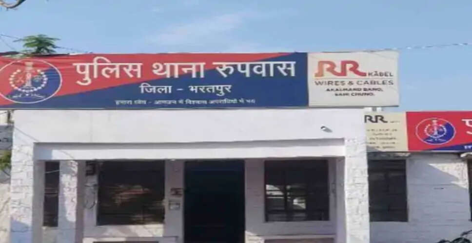 बंशी पहाड़पुर में नेशनल हाईवे-123 पर हादसा, पेड़ से टकराई अनियंत्रित बाइक; युवक गंभीर घायल