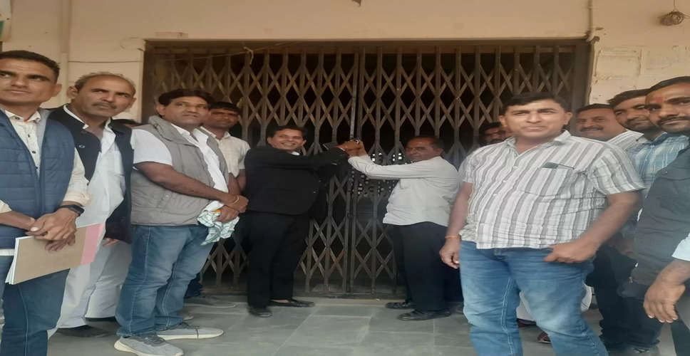 Nagaur राजीव गांधी सेवा केंद्र पर सरपंचों ने लगाया ताला, मनरेगा की राशि रोकने का विरोध 
