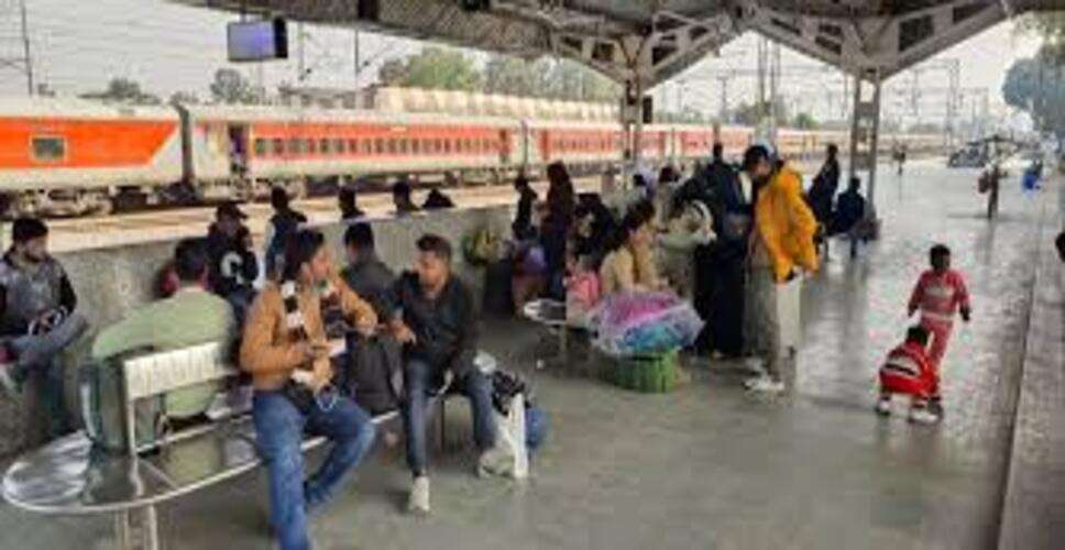 रेलवे स्टेशन पर नॉन-स्टॉप ट्रेन के जनरल कोच में लगी आग, ब्रेक सिस्टम में तकनीकी खराबी से मचा हड़कंप