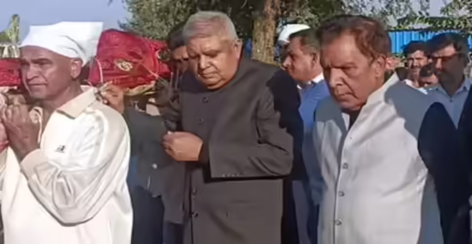 झुंझुनूं : पूर्व उपराष्ट्रपति जगदीप धनखड़ पैतृक गांव किठाना पहुंचे, चाची के निधन पर परिवार को सांत्वना दी