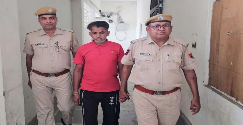 पत्नी की हत्या के मामले में जिला एवं सेशन न्यायालय ने आरोपी पति को दोषी ठहराते हुए कड़ी सजा सुनाई है। जिला एवं सेशन न्यायाधीश तनवीर चौधरी ने मंगलवार को आरोपी को आजीवन कारावास की सजा सुनाई, साथ ही उस पर 25 हजार रुपए का जुर्माना भी लगाया गया है।  अभियोजन पक्ष के अनुसार, आरोपी ने अपनी पत्नी के चरित्र पर संदेह करते हुए और लगातार गृह क्लेश के चलते इस जघन्य वारदात को अंजाम दिया था। घटना के बाद पुलिस ने मामला दर्ज कर जांच शुरू की और पर्याप्त साक्ष्य जुटाकर अदालत में पेश किए।  सुनवाई के दौरान अदालत ने गवाहों के बयान, सबूतों और परिस्थितियों का गहन विश्लेषण किया। अभियोजन द्वारा प्रस्तुत साक्ष्यों को पर्याप्त मानते हुए न्यायालय ने आरोपी को दोषी करार दिया और उसे कठोर दंड सुनाया।  अदालत ने अपने फैसले में स्पष्ट किया कि पारिवारिक विवाद या संदेह के आधार पर किसी की जान लेना गंभीर अपराध है, जिसे किसी भी परिस्थिति में स्वीकार नहीं किया जा सकता। इस प्रकार के मामलों में कड़ी सजा समाज के लिए संदेश का काम करती है।  फैसले के बाद पीड़ित पक्ष ने न्यायालय के निर्णय पर संतोष व्यक्त किया है, वहीं यह मामला एक बार फिर घरेलू हिंसा और पारिवारिक विवादों के गंभीर परिणामों को उजागर करता है।