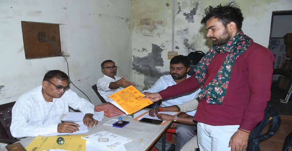 अंतरराष्ट्रीय स्तर पर ईरान-इजरायल और अमेरिका के बीच तनाव भले ही फिलहाल थमा हुआ नजर आ रहा हो, लेकिन इसका असर पेट्रोलियम पदार्थों की सप्लाई पर अब भी देखने को मिल रहा है। एशिया क्षेत्र में आपूर्ति पूरी तरह सामान्य नहीं हो पाई है, जिसका असर देशभर में एलपीजी सिलेंडरों की उपलब्धता पर भी पड़ रहा है।  धौलपुर जिले में इन दिनों एलपीजी सिलेंडर को लेकर स्थिति चिंताजनक बनी हुई है। खासकर शादी-विवाह के सीजन के चलते मांग बढ़ने से आम उपभोक्ताओं के साथ-साथ विवाह वाले परिवारों को भी काफी परेशानी का सामना करना पड़ रहा है। पहले जहां सिलेंडर आसानी से उपलब्ध हो जाते थे, वहीं अब सख्त नियमों और सीमित आपूर्ति के कारण इसे प्राप्त करना चुनौतीपूर्ण हो गया है।  सरकार द्वारा गैस कंपनियों को निर्देश दिए गए हैं कि वे निर्धारित नियमों के तहत ही सिलेंडर की सप्लाई सुनिश्चित करें। इसके तहत बुकिंग के लिए समय सीमा तय की गई है, जिससे उपभोक्ताओं को निर्धारित प्रक्रिया का पालन करना जरूरी हो गया है।  इसी बीच विवाह सीजन को ध्यान में रखते हुए राज्य सरकार ने कुछ राहत देने का प्रयास किया है। हाल ही में जारी निर्देशों के अनुसार, शहरों में शादी वाले परिवारों को अधिकतम तीन व्यावसायिक सिलेंडर और ग्रामीण क्षेत्रों में दो सिलेंडर उपलब्ध कराने की अनुमति दी गई है। इसके लिए जिला रसद विभाग को आवश्यक दिशा-निर्देश जारी किए गए हैं।  हालांकि, इसके बावजूद कई परिवारों का कहना है कि उन्हें समय पर सिलेंडर नहीं मिल पा रहे हैं, जिससे विवाह जैसे बड़े आयोजनों में दिक्कतें आ रही हैं। भोजन व्यवस्था प्रभावित होने के कारण आयोजकों को वैकल्पिक इंतजाम करने पड़ रहे हैं।  स्थानीय लोगों ने प्रशासन से मांग की है कि शादी सीजन के दौरान विशेष व्यवस्था कर सिलेंडरों की पर्याप्त आपूर्ति सुनिश्चित की जाए, ताकि आमजन को राहत मिल सके।  फिलहाल, धौलपुर में एलपीजी सिलेंडर की किल्लत ने आम जीवन के साथ-साथ सामाजिक आयोजनों को भी प्रभावित किया है, और लोग जल्द ही स्थिति सामान्य होने की उम्मीद कर रहे हैं।