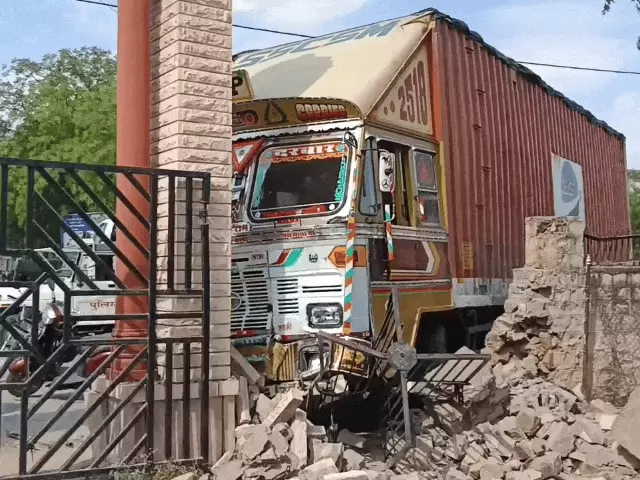 नागौर में नशे में कंटेनर ड्राइवर ने कॉलेज की दीवार तोड़ी, बड़ा हादसा टला