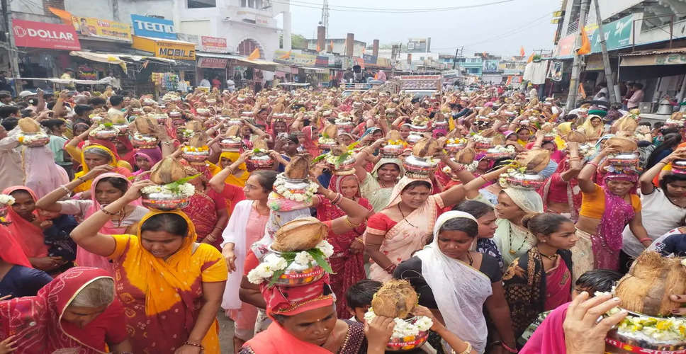 Banswara में इतने घंटो में ढाई हजार महिलाओं ने शहर में 4 किमी लंबी गंगाजल कलशयात्रा निकाली