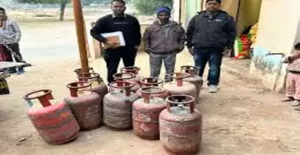 Karoli&nbsp;जिला रसद विभाग ने दो अलग-अलग स्थान से 9 गैस सिलेंडर और दो मोटर किये जब्त