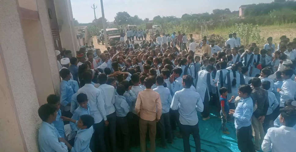 Rajasthan Breaking News :बीकानेर में शिक्षको की कमी के चलते छात्रों और ग्रामीणो ने किया पैदल कूच, मांगे नहीं मानने पर दी आंदोलन की चेतावनी