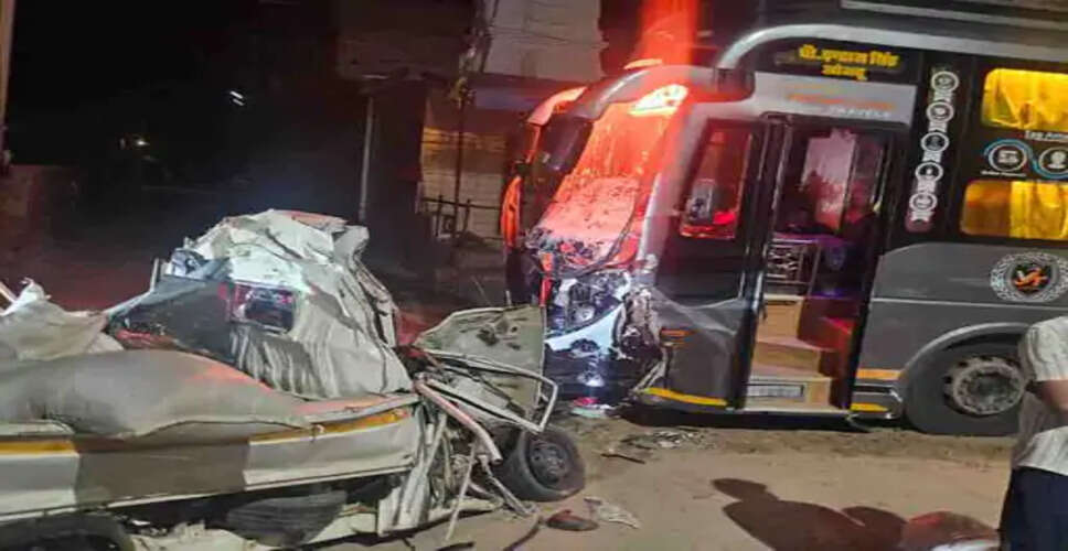 हनुमानगढ़ में स्लीपर बस और पिकअप की जोरदार टक्कर, ड्राइवर की मौत; केबिन में फंसा शव ट्रैक्टर से निकाला
