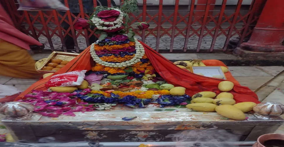 Banswara वाणेश्वर महादेव मंदिर में आज श्रावण मास के अनुष्ठान पूर्ण, चढ़ाया प्रसाद