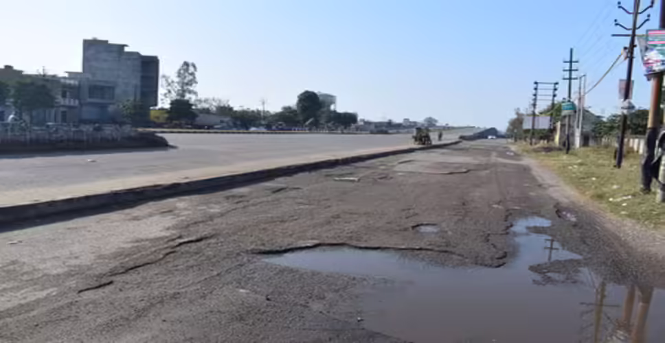 karoli&nbsp;जिले में बारिश के बाद टूटी सड़कें, सवार हो रहे परेशान