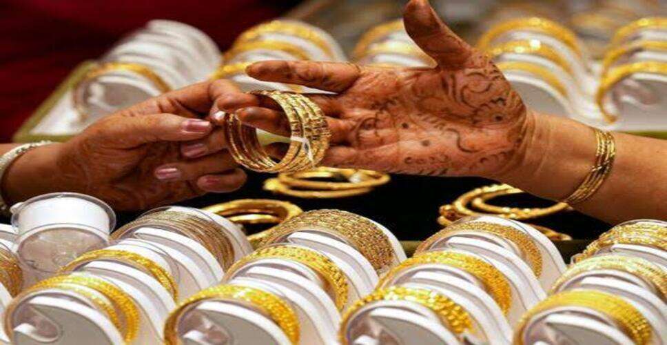 एक महीने में सोना 10,700 और चांदी 44 हजार रुपए सस्ती: कीमतें गिरने के बाद भी निवेश से बच रहे खरीदार, दिवाली से पहले बाजार में सुस्ती