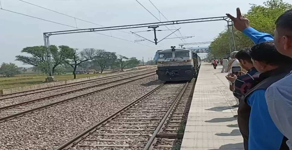 Alwar गंगानगर-आगरा कैंट स्पेशल ट्रेन 30 जून तक चलाने की मांग, सौंपा ज्ञापन 