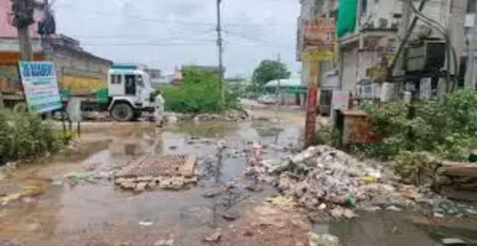 दौसा में वार्ड 31 में नाले का गंदा पानी सड़क पर फैला, शिकायतों के बाद भी नहीं हुई कार्रवाई