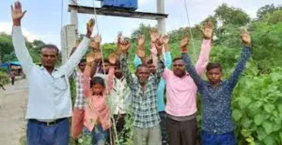 Pratapgarh&nbsp;में घरों और दुकानों में अटके 60 बिजली के खंभे और 20 ट्रांसफार्मर