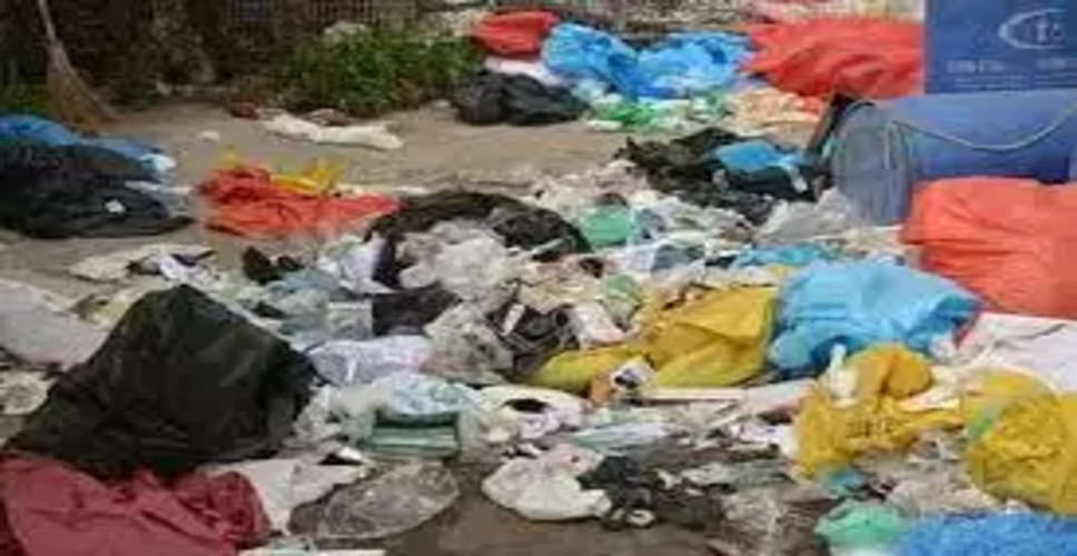Alwar कूड़े में फेंकी गई करोड़ों की प्लास्टिक, निगम ध्यान नहीं दे रहा