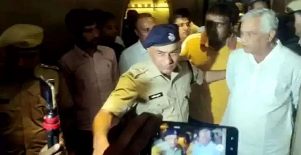 MP Kirori Meena Protest: डॉ. किरोड़ी लाल मीणा को गिरफ्तार करने देर रात पहुंची पुलिस, समर्थको के आक्रोश से पुलिस खाली हाथ लौटी