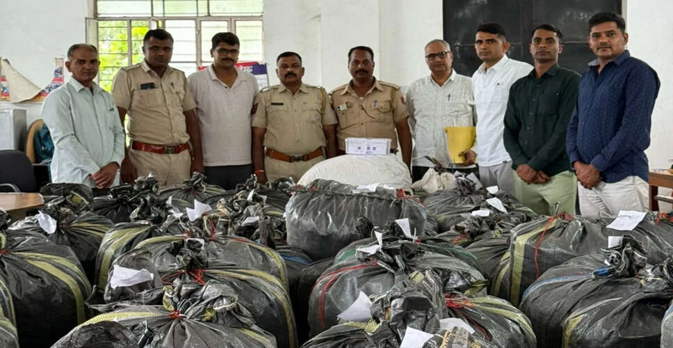उदयपुर में पुलिस ने बड़ी सफलता हासिल करते हुए 923 किलो डोडा-चूरा जब्त किया है। पकड़े गए मादक पदार्थ की अनुमानित कीमत लगभग 3 करोड़ रुपए बताई जा रही है।  जिले की प्रताप नगर थाना पुलिस और वल्लभ नगर थाना पुलिस ने शनिवार को अलग-अलग कार्रवाई में यह जब्ती की। दोनों थानों की टीमों ने गुप्त सूचना और लगातार निगरानी के आधार पर इस बड़े मादक पदार्थ के परिवहन को रोकने में सफलता पाई।  पुलिस अधिकारियों ने बताया कि पकड़े गए डोडा-चूरा की तस्करी और वितरण नेटवर्क की जांच जारी है। आरोपियों की पहचान की जा रही है और उनके अन्य सहयोगियों तक पहुंचने के प्रयास किए जा रहे हैं। गिरफ्तारी के बाद पुलिस ने आरोपियों के खिलाफ मादक पदार्थ अधिनियम (Narcotic Drugs and Psychotropic Substances Act) के तहत मामला दर्ज किया है।  उदयपुर पुलिस ने स्थानीय लोगों से अपील की है कि किसी भी संदिग्ध मादक पदार्थ की गतिविधि की सूचना तुरंत पुलिस को दें। अधिकारियों का कहना है कि इस तरह की कार्रवाई से मादक पदार्थों की तस्करी पर लगाम लगेगी और जिले में नशे के खिलाफ अभियान को मजबूती मिलेगी।  इस जब्ती को जिले में पुलिस की सक्रियता और मादक पदार्थ नियंत्रण के प्रति प्रतिबद्धता के रूप में देखा जा रहा है। फिलहाल पुलिस मामले की गहन जांच कर रही है और जल्द ही तस्करों के पूरे नेटवर्क को उजागर करने की योजना बना रही है।