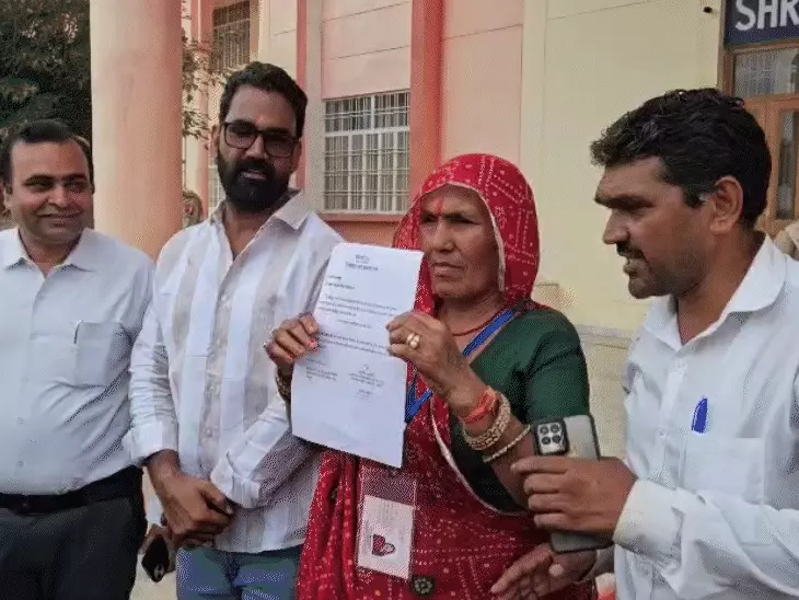 जयपुर नगर निगम चुनाव की तस्वीर अब पूरी तरह साफ हो गई है। चार वार्डों में हुई री-पोलिंग के नतीजे आने के बाद कांग्रेस ने सभी चार सीटों पर जीत दर्ज कर ली है। इसके साथ ही नगर निगम में कांग्रेस पार्षदों की संख्या बढ़कर 57 हो गई है। वहीं भाजपा के पास 78 पार्षद हैं, जबकि 15 वार्डों में निर्दलीय प्रत्याशियों ने जीत हासिल की है।  चार वार्डों में दोबारा मतदान के बाद जयपुर नगर निगम के सभी 150 वार्डों के परिणाम घोषित हो गए हैं। री-पोलिंग वाले वार्डों में कांग्रेस प्रत्याशियों की जीत के बाद चुनावी समीकरण में बदलाव आया है।  इन चार वार्डों में कांग्रेस प्रत्याशी जीते  री-पोलिंग के बाद वार्ड नंबर 9, 18, 25 और 34 में कांग्रेस उम्मीदवारों ने जीत हासिल की।  वार्ड नंबर 9 से कांग्रेस प्रत्याशी कैलाशी देवी विजयी रहीं। उन्होंने भाजपा प्रत्याशी मंजू अग्रवाल को 764 वोटों से हराया। वार्ड नंबर 18 से कांग्रेस की वंदिता शर्मा ने भाजपा के नीरज कुमावत को 181 वोटों से मात दी। वार्ड नंबर 25 से कांग्रेस की रेखा देवी ने भाजपा की चंचल कंवर को 397 वोटों से हराया। वार्ड नंबर 34 से कांग्रेस के सुरेश यादव ने भाजपा के पीयूष किराड़ को 149 वोटों से शिकस्त दी। ईवीएम में तकनीकी खराबी के बाद हुई थी री-पोलिंग  14 सितंबर को हुई मतगणना के दौरान इन चार वार्डों के पांच बूथों पर ईवीएम में तकनीकी खराबी सामने आई थी। इसके कारण इन बूथों पर पड़े वोटों की गिनती पूरी नहीं हो सकी थी। इसके बाद निर्वाचन आयोग ने इन बूथों पर दोबारा मतदान कराने का फैसला लिया था।  री-पोलिंग के बाद हुई मतगणना में कांग्रेस को चारों सीटों पर सफलता मिली, जिससे पार्टी की संख्या 53 से बढ़कर 57 हो गई।  150 वार्डों में अंतिम स्थिति  जयपुर नगर निगम के 150 वार्डों में अब अंतिम आंकड़े इस प्रकार हैं:  भाजपा: 78 पार्षद कांग्रेस: 57 पार्षद निर्दलीय: 15 पार्षद  पहले घोषित परिणामों में भाजपा ने 78 सीटें जीती थीं, कांग्रेस के खाते में 53 सीटें थीं और निर्दलीय प्रत्याशियों ने 15 वार्डों में जीत दर्ज की थी। री-पोलिंग के बाद कांग्रेस की चार सीटें बढ़ गईं।  अब मेयर चुनाव पर नजर  नगर निगम चुनाव के नतीजे आने के बाद अब सभी की नजर मेयर पद के चुनाव पर है। भाजपा के पास सबसे ज्यादा पार्षद होने के कारण बोर्ड गठन की प्रक्रिया पर सबकी निगाहें टिकी हैं। वहीं कांग्रेस भी अपने पार्षदों के साथ नगर निगम की आगामी राजनीति में सक्रिय भूमिका निभाने की तैयारी में है।  जयपुर नगर निगम की नई तस्वीर में भाजपा सबसे बड़ी पार्टी बनी हुई है, जबकि री-पोलिंग में चारों सीटें जीतकर कांग्रेस ने अपनी स्थिति मजबूत की है। अब आगे मेयर और निगम की समितियों के गठन को लेकर राजनीतिक गतिविधियां तेज होने की संभावना है।