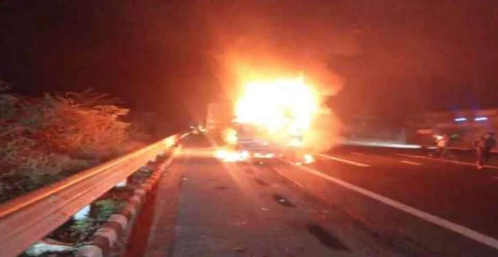 अलवर में दिल्ली&ndash;मुंबई एक्सप्रेस-वे पर दर्दनाक हादसा, पिकअप में आग लगने से तीन की मौत