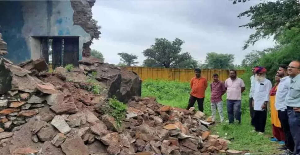 Banswara&nbsp;में भारी बारिश के कारण सरकारी स्कूल की दिवार ढही, बच्चे सुरक्षित&nbsp;
