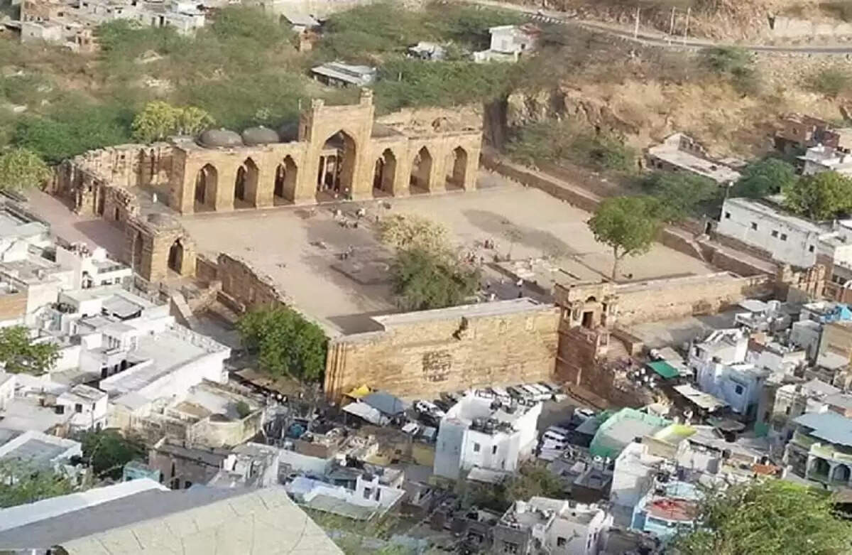 Adhai Din Ka Jhonpra: राजस्थान के साथ-साथ देश की सबसे प्राचीन मस्जिदों में शामिल 'अढ़ाई दिन का झोपड़ा' को बनाने के पीछे क्या है कहानी? आइए जानते है यहां विस्तार से