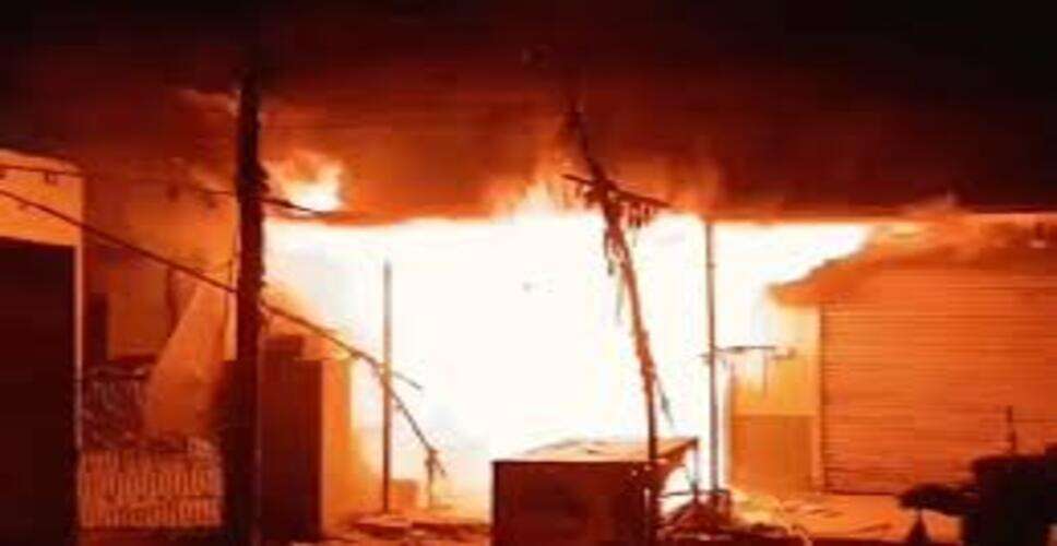 कुंभा सर्किल क्षेत्र में कार डेकोर दुकान में भीषण आग, मची अफरा-तफरी