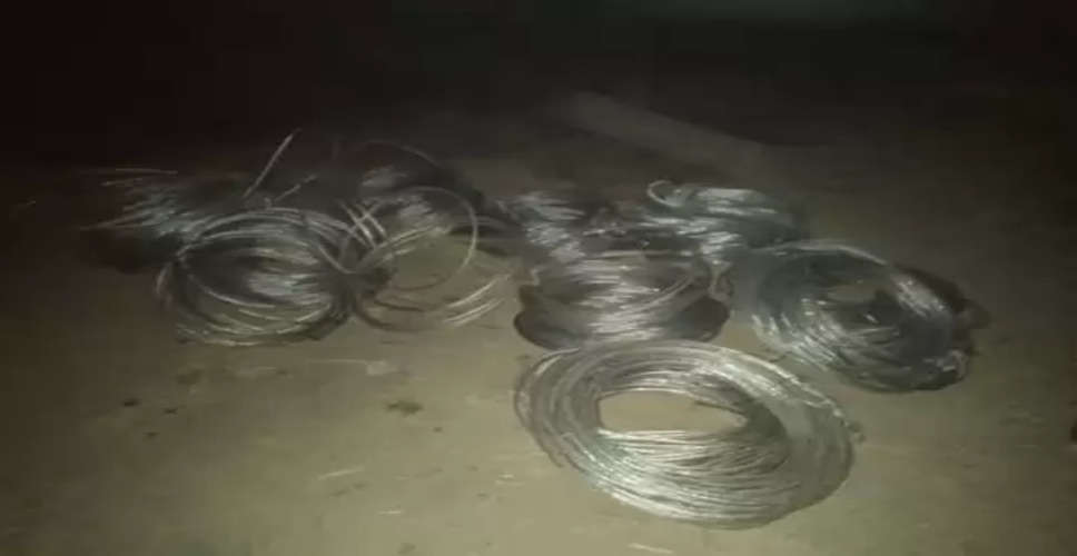 Sikar में पुलिस ने छापेमारी कर नकली टाटा लोगो के साथ लोहे के तारों के 1016 बंडल किये जब्त 