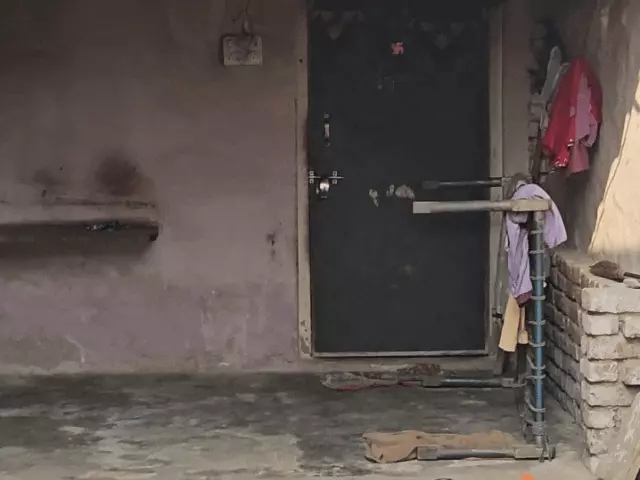 झुंझुनूं में मोड़ते समय नाले में गिरी स्विफ्ट कार, गाड़ी में सवार थे दो लोग; हादसे से मची अफरा-तफरी
