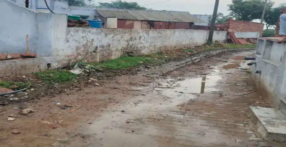 बारिश के बाद बांगर्रा गांव की सड़कें बनीं दलदल: कीचड़ और जलभराव से ग्रामीण परेशान, सफाई की उठी मांग