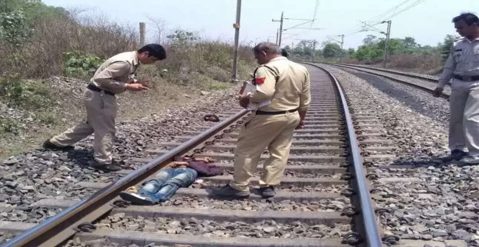 Sikar मावंडा रेलवे स्टेशन ट्रैक पर ट्रेन की चपेट में आया युवक, मौत 