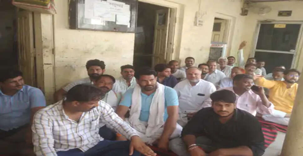 Karoli हिंडौन नगर परिषद में पार्षदों ने दिया धरना