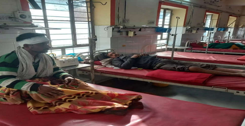 Dholpur में खेत में खंभा लगाने को लेकर 2 पक्षों में खूनी संघर्ष, लाठी और कुल्हाड़ी के हमले में 6 लोग घायल