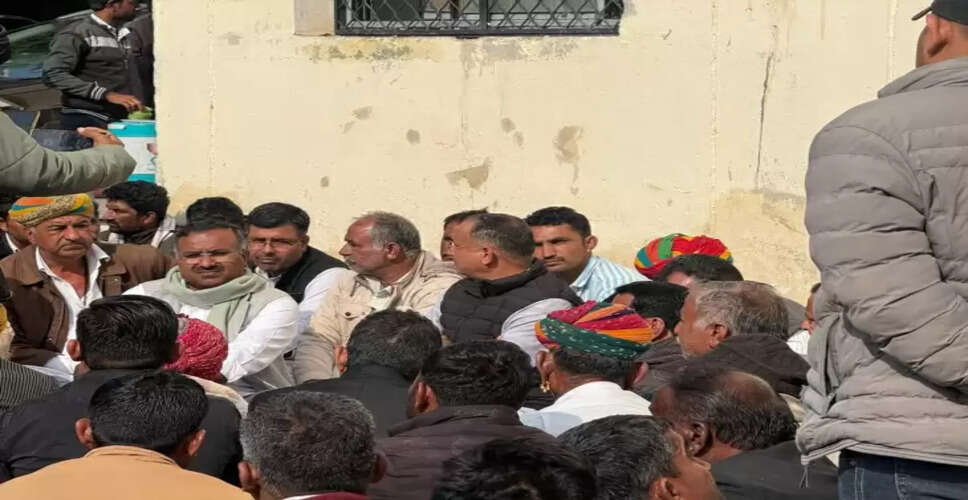 बाड़मेर में सड़क हादसे में युवक की मौत, परिजनों ने मुआवजा और कार्रवाई की मांग को लेकर धरना दिया