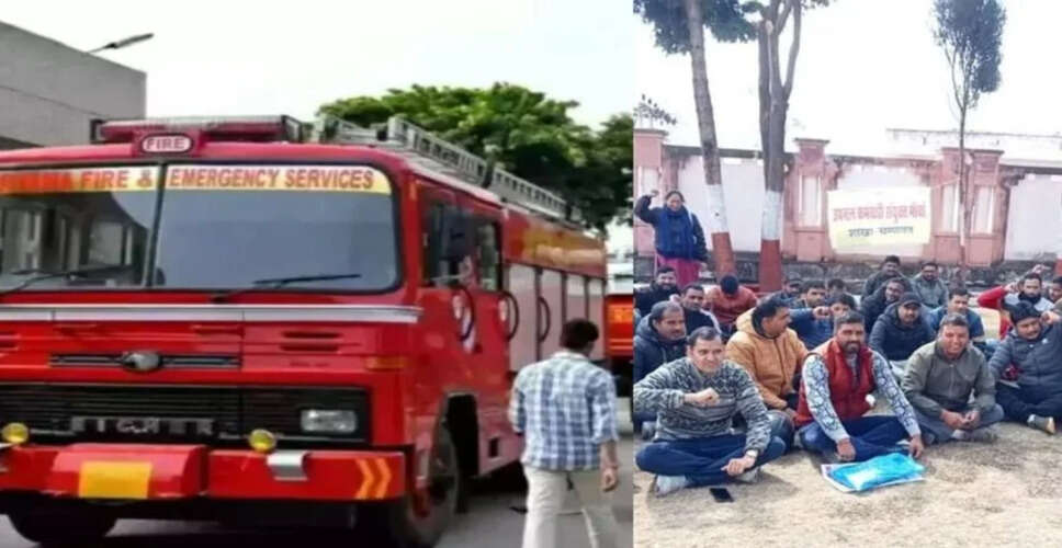 Karoli भुगतान दिलाने की मांग को लेकर फायर ब्रिगेड कर्मचारियों का कलेक्ट्रेट पर प्रदर्शन