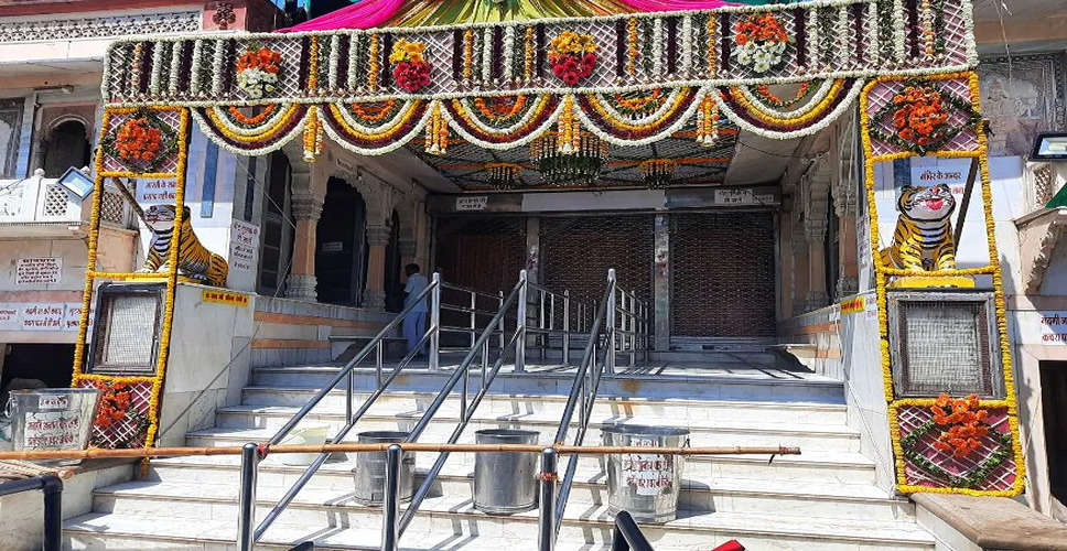 Karoli के कैला देवी मंदिर की दैनिक व्यवस्था इस प्रकार है