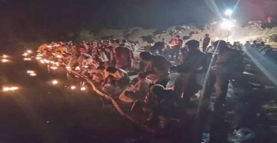 Bharatpur में सुजानगंगा पर दीपदान कर विभिन्न संगठनों के लोग बोले- इसका सौंदर्य लौटाकर हम मिसाल बनाएंगे