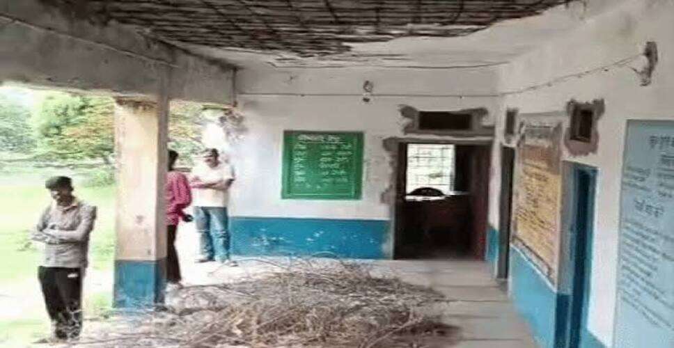 उदयपुर के सरकारी स्कूल की बदहाली: जर्जर छत से हादसे का खतरा, बच्चों को रोकने के लिए कमरों में बिछाईं कांटेदार झाड़ियां