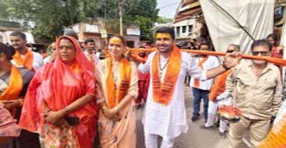 शिव विधायक ने निकाली भव्य कांवड़ यात्रा, 400 कांवड़िए हुए शामिल; जगह-जगह पुष्पवर्षा से हुआ स्वागत