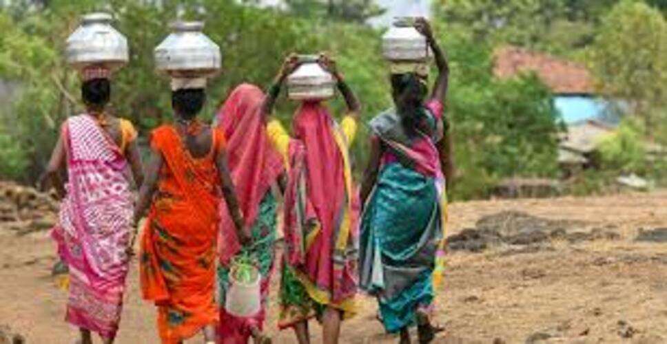सीकर में पेयजल संकट और जल जीवन मिशन की अनियमितताओं के विरोध में किसानों का धरना