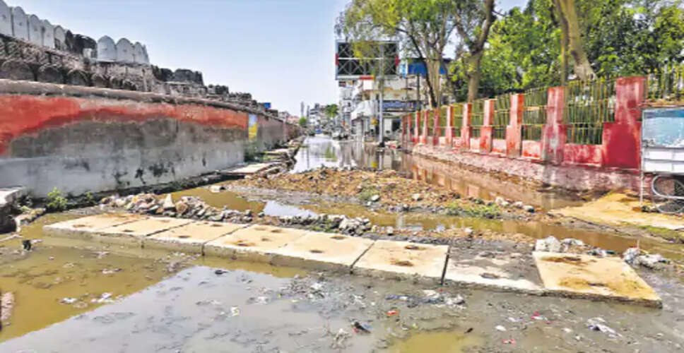 दो साल बाद बनी सड़क भी बंद, चंद लोगों के विरोध से 40 हजार राहगीर परेशान